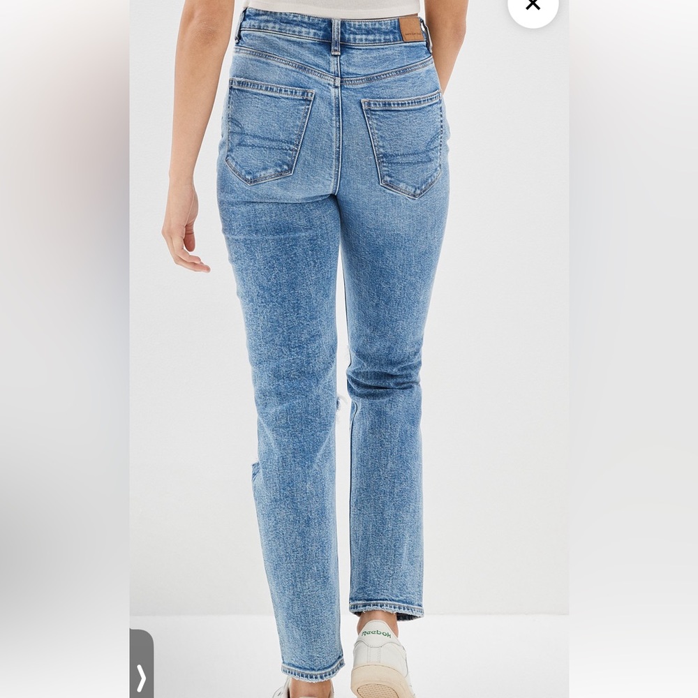 American Eagle Strigid Ripped Mom Jeans Short - Picture 4 of 5